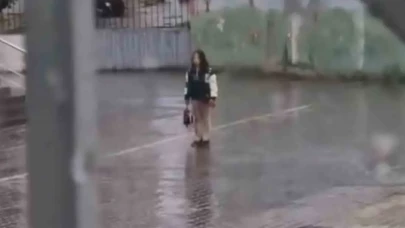 Iğdır’da yağmur altında İstiklal Marşı okuyan öğrenci görenleri duygulandırdı