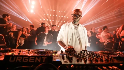 Black Coffee sahnede hipnotize etti: Binlerce kişi aynı ritimde birleşti