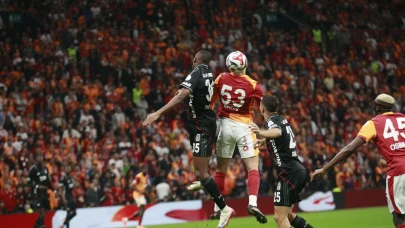 Derbi alev alev: Beşiktaş ilk yarıyı 10 kişi kalan Galatasaray karşısında önde kapattı