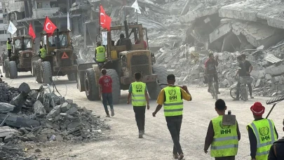 Yıkımın ortasında Türk ekipleri sahada Gazze’de enkaz kaldırılıyor!