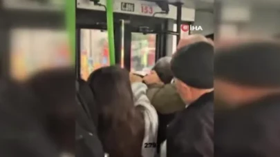 İstanbul’da otobüste bastonlu saldırı: Kavga anı cep telefonuna yansıdı!