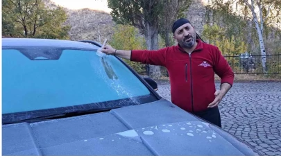 Kars’ta kış kapıyı erken çaldı: Araç camları dondu, vatandaşlar buz kazıdı!