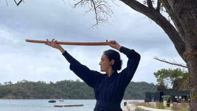 Setleri bıraktı, kılıcı eline aldı: Fadik Sevin Atasoy’un yeni hali şaşırttı!