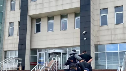 Kars’ta kaçak silah operasyonu: Şarjörler, tüfekler ve kartuşlarla yakalandılar!