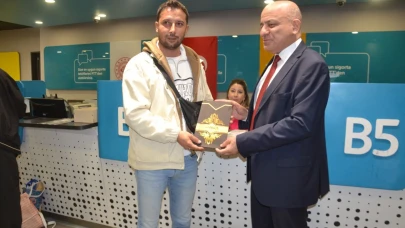 PTT’nin 185. yıl coşkusunda sürpriz: Ehliyetini yenilerken günün talihlisi oldu