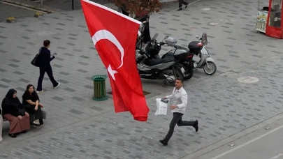 Bayrak yere düşmesin diye eldivenleri çıkardı: Rukiye Tuna’nın fedakarlığı gündemde!