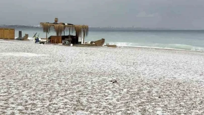 Antalya 15 dakikada kışı yaşadı, Konyaaltı Sahili beyaza büründü