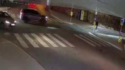 Film sahnesini aratmayan kaza: Güvenlik kamerası anbean kaydetti!