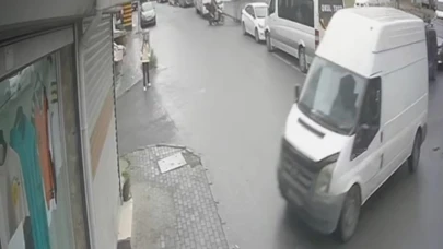 Freni boşalan minibüs dükkana daldı: O anlar kameraya böyle yansıdı!