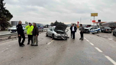 Balıkesir’de polis aracı otomobille çarpıştı: 3 yaralı