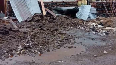 Kuvvetli rüzgar Bingöl’ü vurdu: Evler, ahırlar, ağaçlar… Her yerde hasar!