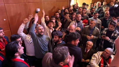 CHP Kongresi’nde yumruklar havada uçuştu!