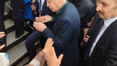 Cumhurbaşkanı Erdoğan Rize’de cuma namazını kıldı, memlektinde vatandaşlarla buluştu!