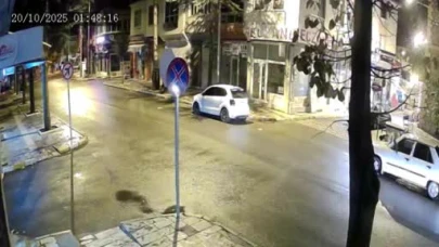 O anlar anbean kamerada: Devrilen araçtan bebeği böyle çıkardılar!