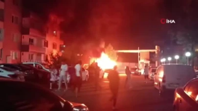 Saniyeler içinde küle döndü: Alev topuna dönen otomobil mahalleliyi sokağa döktü!