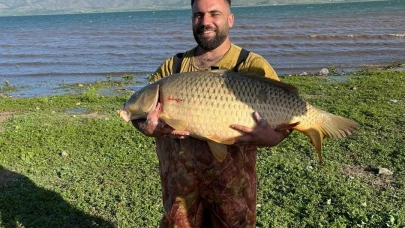 Amatör balıkçı 32 kiloluk dev sazan yakaladı