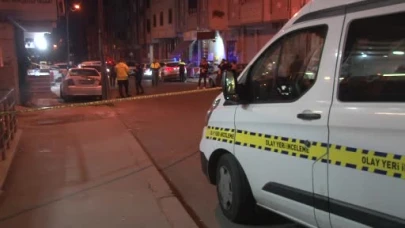 Kahvehaneye silahlı saldırı! Gençler saniyelerle kurşunlardan kurtuldu