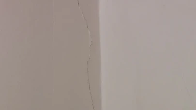 5.0 büyüklüğündeki deprem nedeniyle Fatih’te bir evin tavanı çöktü