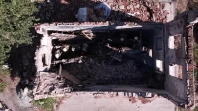 Fatih’te metruk bina çöktü: Enkazda arama çalışması yapılıyor