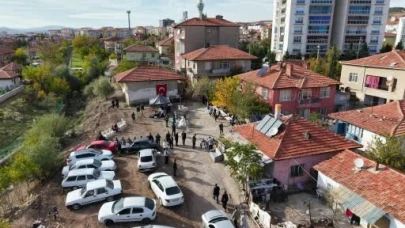 Hacca gidemeyen yaşlı çift birikimleriyle gençlerin düğün hayalini gerçeğe dönüştürdü