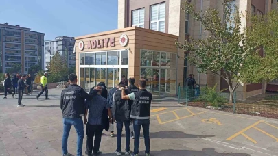 Kahramanmaraş’ta aranan 2 hükümlü yakalanıp cezaevine gönderildi