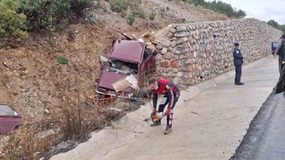 Kontrolden çıkan otomobil istinat duvarına çarptı: Karı koca hayatını kaybetti