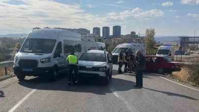 Kırıkkale’de iki otomobil kafa kafaya çarpıştı: 4 yaralı