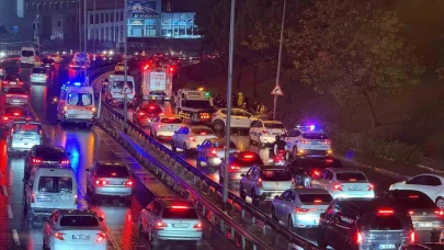 Sefaköy D-100’de feci kaza! Otomobil direğe saplandı!