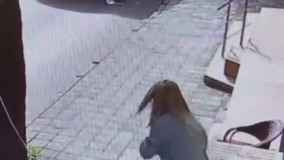 Yolun karşısına geçen kadına minibüs çarptı: Kaza anı kamerada