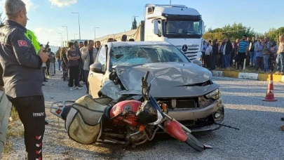 Otomobille çarpışan motosikletin sürücüsü hayatını kaybetti