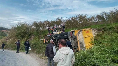 Ordu’da kil yüklü kamyon devrildi: 2 yaralı