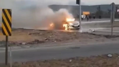 Osmaniye’de seyir halindeki otomobil alev aldı: Araç küle döndü!