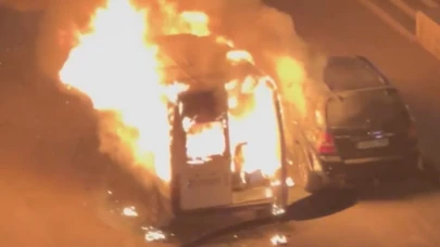 Park halindeki minibüs alev topuna döndü