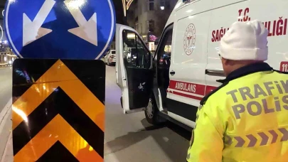 Refüjdeki trafik levhasına çarpan motosikletteki baba ve oğlu yaralandı