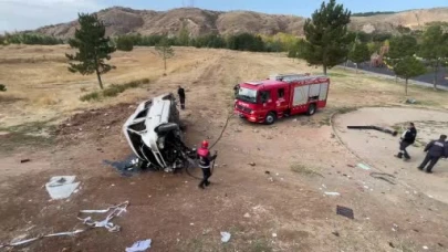 Sivas’ta dehşet anları kamerada: Minibüs uçuruma yuvarlandı!