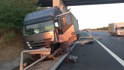 TEM Otoyolu’nda tır kazası: Sürücü ağır yaralandı 50 metrelik bariyer parçalandı