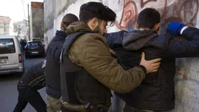 Şanlıurfa’da narkotik baskını: Binlerce hap ve silah ele geçirildi!