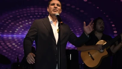 Rafet El Roman’dan hayranına hayatının sürprizi! Sahneye çıkan genç hayranıyla yaptığı düet olay oldu!