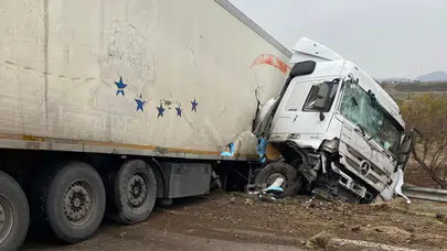 Tır devrildi, patatesler yola savruldu: Şanlıurfa'da trafik felç!