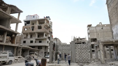 Suriye’de hayat enkazdan doğuyor: Aileler tuğlayla yeniden ev kuruyor