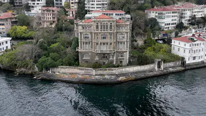 Tarihi yalı alıcısını bekliyor, fiyatı dudak uçuklatıyor!