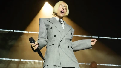 Harbiye sular altında ama koltuklar dolu! Gülşen'den yağmura meydan okuyan efsane performans!