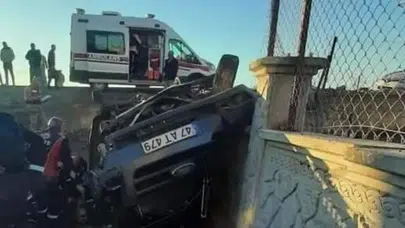 Mardin’de devrilen otomobil panik yarattı: Olay yerinde yoğun müdahale başladı