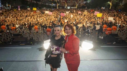 Tarsus Festivali’nde aşk ve müzik bir arada! Fatma Turgut konserinde evlilik teklifi