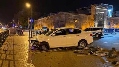 Direksiyon başında uyuyakaldı! Bariyerleri aşıp yaya yoluna girdi