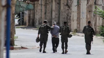 İşgalci İsrail ordusu, Batı Şeria’da 15 Filistinliyi gözaltına aldı