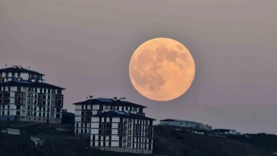 "Kunduz Süper Ay" Ahlat’ta Gölü Büyüledi: Işık, Su ve Sessizlik Bir Arada