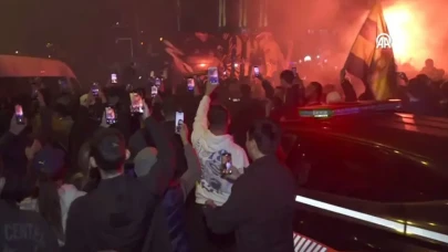 Fenerbahçe’ye Coşkulu Karşılama! Taraftardan Beşiktaş Galibiyetine Büyük Destek