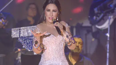 Sahne ışıltısıyla göz kamaştırdı: Nükhet Duru’dan 'Bambaşka' bir konser