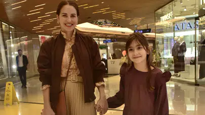 Aslı Tandoğan ailesiyle görüntülendi! Tiyatro sonrası alışveriş keyfi